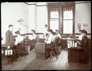 Interiørbilde av kvinner ved dikteringsmaskiner ved New York Edison Co., 55 Duane Street, New York, 1910 (sølv gelatintrykk)